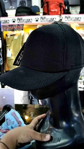 topi polos model jaring-jaring tebal nyaman digunakan sehari-hari