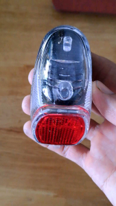 đèn chóp xe đạp gắn vè sau pin sạc năng lượng mặt trời