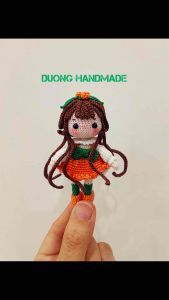 Đồ chơi đan móc handmade búp bê tóc dài váy cam xanh - kích thước 9cm
