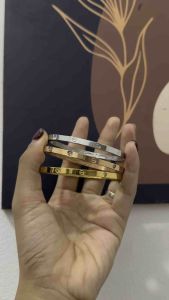 Gelang Wanita Titanium: Desain Elegan & Tahan Lama