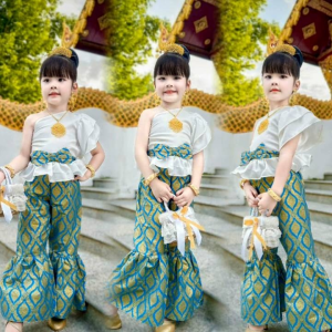 ชุดไทยเสื้อเปิดไหล่แขนระบาย 2 ชั้นแต่งโบว์เอว + กางเกงขาบาน (ไม่รวมเครื่องประดับ)