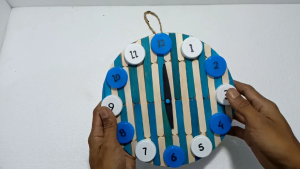 Prakarya Jam dinding dari Stik es krim warna dan tutup botol