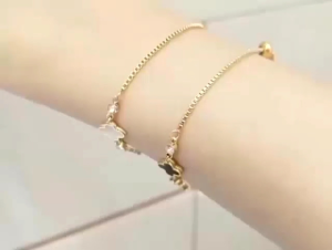 Gelang Tangan Serut Wanita Bunga Clver Bolak Balik Gelang Titanium kelopak hitam dan putih terbaru