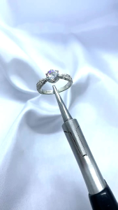 Cincin Perak 925 Wanita Elegan – Batu Zircon Bening + Taburan Berlian Kecil