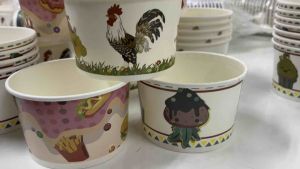 600ใบ/ถ้วยกระดาษ 750 cc/ยกลัง/ ทรงสูง ปาก 125 /เหมาะสำหรับใช้ครั้งเดียวทิ้ง/-ผลิตจากโรงที่ได้มาตรฐาน -พิมลายสวยงาม ตามภาพ เพิ่มมูลค่าไห้กับ อาหาร -ใช่วัสดุ เกรด นำเข้าอย่างดี หนา ทนทาน เข็งแรง - กระดาษ PE กันรั่ว กันซึม - มอก เลขที่ 1141-2565