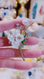 (Bebas beli 2 dapat bonus) B18 COD Bross bunga putih manis titanium wanita Korea