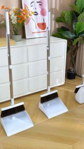带磁吸扫把簸箕套装 Magnetic Broom and Dustpan Set #居家好物♥可折叠站立款的磁吸扫把簸箕套装，磁吸卡扣设计，扫把头可180°旋转，缝隙，沙发下轻松打扫，簸箕挂齿处轻松挂掉毛发之类。#实用好物