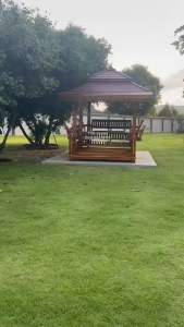 สาลา ไม้ สักทอง ซูม รูปแบบ สวน บ้าน ขนาด 38x2 คม ระเบียง 20 ระแนง ปิดรอบ พร้อม ประตูลายกวาง