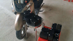 Bình pin Sắt phốt phát thay thế acquy đề xe hoặc dùng việc khác.Linh kiện mới 100%.Pin hơn 10 nămbảo hành 2 năm nếu hỏng đổi mới.Kích thước YT5:D113 x R70 x C105.đề xe110cc.LeadAirBladeVarioSHModePCXVisionWinnerSpacyBeatGenioGrandeJanusFreego