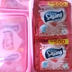 Sayang detergen liquid adem ditangan dengan aroma rose