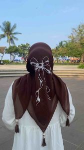 hijab segi4 pita tasel pom jilbab motif coquette pom