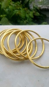 เครื่องประดับไม่ได้ชุบทอง 3-4มิล ใส่อาบน้ำ 5.8-6ซม กำไลทองเหลือง ราคาต่อ1วง มีแบบเกลี้ยงและสาติน