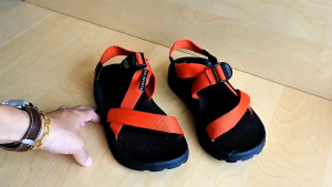 ส่งฟรี 8Us 26Cm 41Eu รองเท้า Chaco Z Cloud 2 Vibram Sandals Red-Black Pre-owned  Authentic