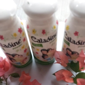 Caladine Talk 60g: Bedak Caladine Ampuh Mengatasi Biang Keringat Anak