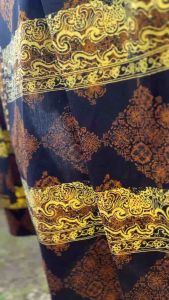 Kain batik cap tradisional motif klasik warna soga hitam