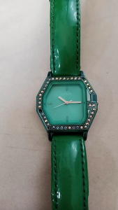 Jam tangan wanita preloved branded Guess kondisi jam jalan/hidup normal diameter casing 30mm persegi enam minusnya pengait tali strapnya sdh tdk ada. utk detail nya mohon chat dahulu Jadwal antar paket ke dropoff jasa kurir setiap jam 5 sore.