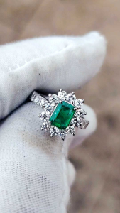 Natural Colombian emerald 2.2 carat with 18k gold and natural diamond ring