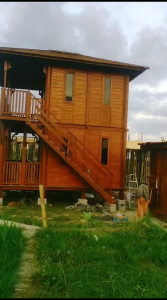 Rumah kayu panggung 2 lantai model minimalis