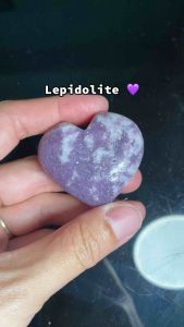 Tim đá Lepidolite to chất đá mịn tự nhiên tím đậm - Lepidolite Natural Heart Palm Stone