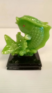 ตั้งมงคลปลาหลีฮื้อข้ามประตูมังกรงานเรซิ่นสีหยกฐานดำขนาดสูง10ซม.