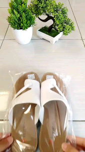 Sandal Wanita Kekinian Sandal Jepit Jempol Wanita Aleta Kulit Sintetis Sol Karet Anti Licin Sandal Teplek Wanita Terbaru