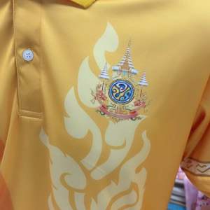รุ่น PP01 เสื้อเหลือง เสื้อโปโล เสื้อโปโลพิมพ์ลาย หน้าหลัง มีตราสัญลักษณ์72พรรษา +++ สินค้าพร้อมส่ง