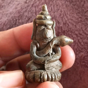 พระอุปคุตเนื้อโลหะผสมสภาพสวยเดิมๆองค์ขนาดเขื่องนิดนึงครับ หล่อสวยๆ