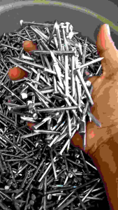 ตะปูเหลี่ยม สีขาว ใช้สำหรับตอกไม้ชุปซิ่งค์ ตัวตะปูเป็นสีเหลี่ยมจตุรัส