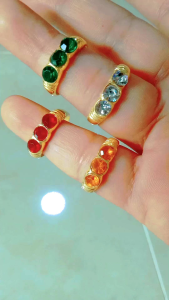 แหวนทองเหลืองพลอย 3 เม็ดสีเขียว