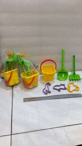 Mainan Cetakan Pasir Set Serokan + Ember Pantai Mini no 49049