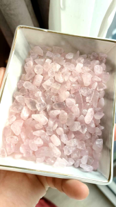 หินโรสควอตซ์ ( Rose Quartz ) หินเเท้ สีชมพูอ่อนสวย ในถุงขนาด 100 กรัม ราคาพิเศษ สีสวยมากๆ