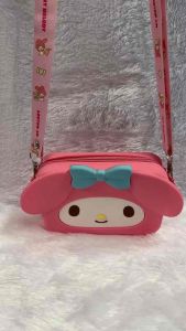 ✨ กระเป๋าซิลิโคนคาแรกเตอร์สุดฮิต ✨ พกความน่ารักไปด้วยทุกที่ 🎀 ขนาด 18*12 cm กะทัดรัด ใส่มือถือ เงิน ของใช้จุกจิกได้สบาย