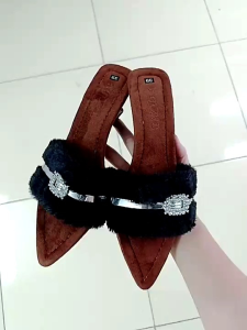 Milk shoes - ( Hàng Mới) Guốc Lông Nữ Gót Xuồng Khuyết Cao 5CM Dáng Mũi Nhọn Quai Lông Kết Hợp Khoá Vuông.