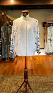 Bomber Coat Tenun Viscos by Dian Pelangi LIMITED EDITION Outer Jaket Cardigan Blazer Cardi Casual Formal Kerja Kantor Pesta Pernikahan Kondangan Wanita Hijaber Cantik Anggun Modis Modern Elegan Mewah Model Korea Terbaru Motif Polos Jumputan Kekinian