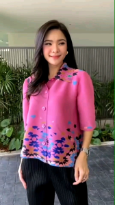 เสื้อแพตเทิร์น คอปก แขนพองนิดๆ  กระดุมสีเดียวกับตัวชุด 🧬🧬 ดีเทล เริ่ดเลอ Perfect  ด้วยการพิมพ์ลาย ดอกจิก ดอกใจ 🍀 เพิ่มดีกรีความงาม ให้ชวนมอง