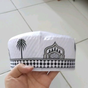 Peci Bugis Motif Masjid: Aksesoris Tradisional Bugis