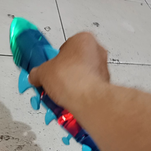 MAINAN IKAN HIU BUMP N GO MUSIK DAN LAMPU BO 87