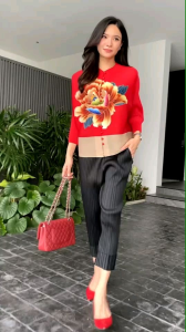 เสื้ออัดพลีทเนื้อดี งาน AA Premium แบบงานแบรนด์ สไตล์มาดาม สวย เรียบหรู ✨✨✨✨✨ เสื้อแพตเทิร์น คอกลม แขนยาว กระดุมปั๊มสีเดียวกับตัวชุด ดีเทล ปังๆ ด้วยการตัดสี ทูโทน และพิมลาย 🌸 ดอกเหมย จักรพรรดิ เลอค่า มหาราณี ดูดีมากกก