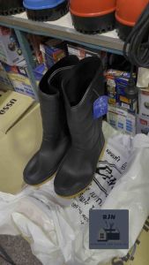 รองเท้าบูท CANUE สีดำพื้นเหลือง ยาว12นิ้ว