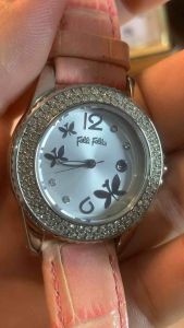 Đồng hồ nữ hàng hiệu FOLLI FOLLIE QUARTZ size 32mm cả núm 35mm đính đá kim cương khung máy bằng thép không gỉ 100% dây da khóa hãng zin nguyên bản lịch 31 ngày đáy xoáy chống nước tốt