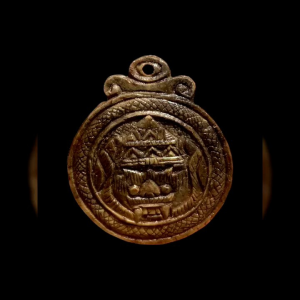 กะลาเผือกแกะราหูหลวงพ่อจืดวัดโพธิ์เศษฐี พิมพ์เศียรครูกลม 2 ครู พร้อม 10 ไปรับประกัน สามารถใช้ไปสู่การแกะหนึ่งของผู้ชาย