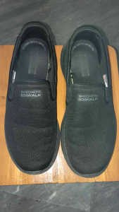 SKECHERS GO WALK 6 Air-Cooled Goga Mat™ Hands Free Slip-ins รองเท้าสีดำล้วน ไม่มีเชือกผูก