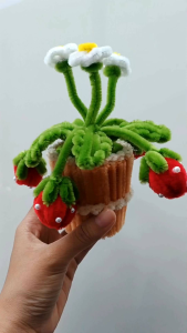 กระถางดอกไม้ ต้นสตอเบอรี่ จากลวดกำมะหยี่ ของขวัญปัจฉิมนิเทศ รับปริญญา วันเกิด สำหรับตกแต่งบ้าน