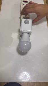 ĐUI ĐÈN E27 PHÍCH CẮM CẢM ỨNG CÓ NGƯỜI KHI TỐI