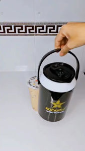 Bình giữ nhiệt  màu đen có quai xách và chỗ cắm ống hút (có 2 loại 1 lít và 2 lít