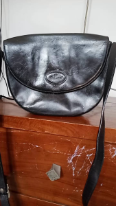 Tas shoulder kulas preloved branded vintage badan tas kokoh furing bersih magnet berfungsi minus pemakaian dibagian logo dan bbrp titik bagian belakang spt di video