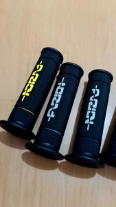 GRIP/HANDGRIP SARUNG GAS MOTOR SESUAI POTO HARGA SEPASANG KIRI+KANAN FULL SET UNIVERSAL