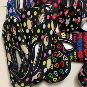 Hài lót bông giữ ấm chân cho bé cùng bố mẹ đi trong nhà hài lông tất lông