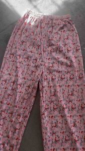 🛍️พร้อมส่งจากไทย🛍️กางเกงผ้าร่อง เนื้อผ้าร่องทิ้งตัว ผ้านุ่มลื่น ใส่สบายมากก เนื้อผ้าดีสุดๆ คุ้มราคา ฟรีไซส์ สะโพก 39-40 ความยาว 97 cm. เหมาะสำหรับน้ำหนักไม่เกิน 65 kg. มี 2 แบบ : ลายดอก / ลายสตอเบอรี่