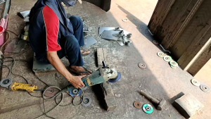 Cangkul Baja Putih Anti Lengket: Pilihan Tepat untuk Berkebun & Sawah